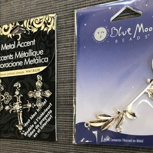 ANT SILVER METAL RHINESTONE CROSS LEAF PENDANT